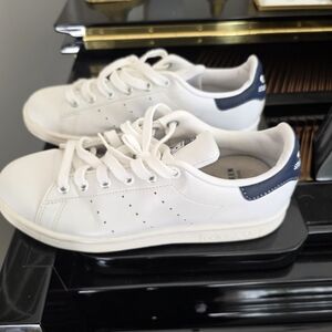 Mens Adidas Stan Smith White Sneakers with Navy Accent Size 6